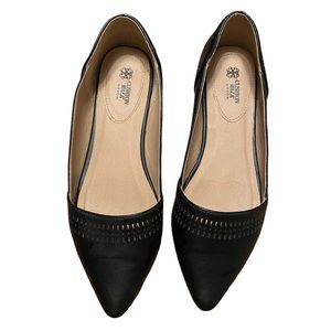 AVON Cushion Walk black flats with cut out detail